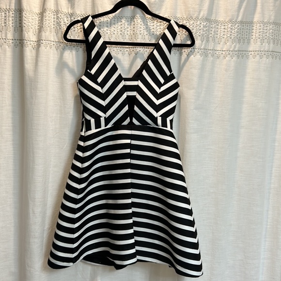 🌼 Black and white pleaded dress size S - Picture 3 of 4